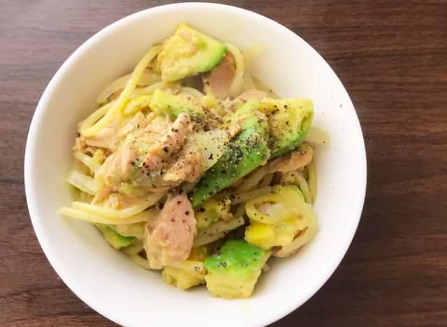 ツナとアボカドのパスタ