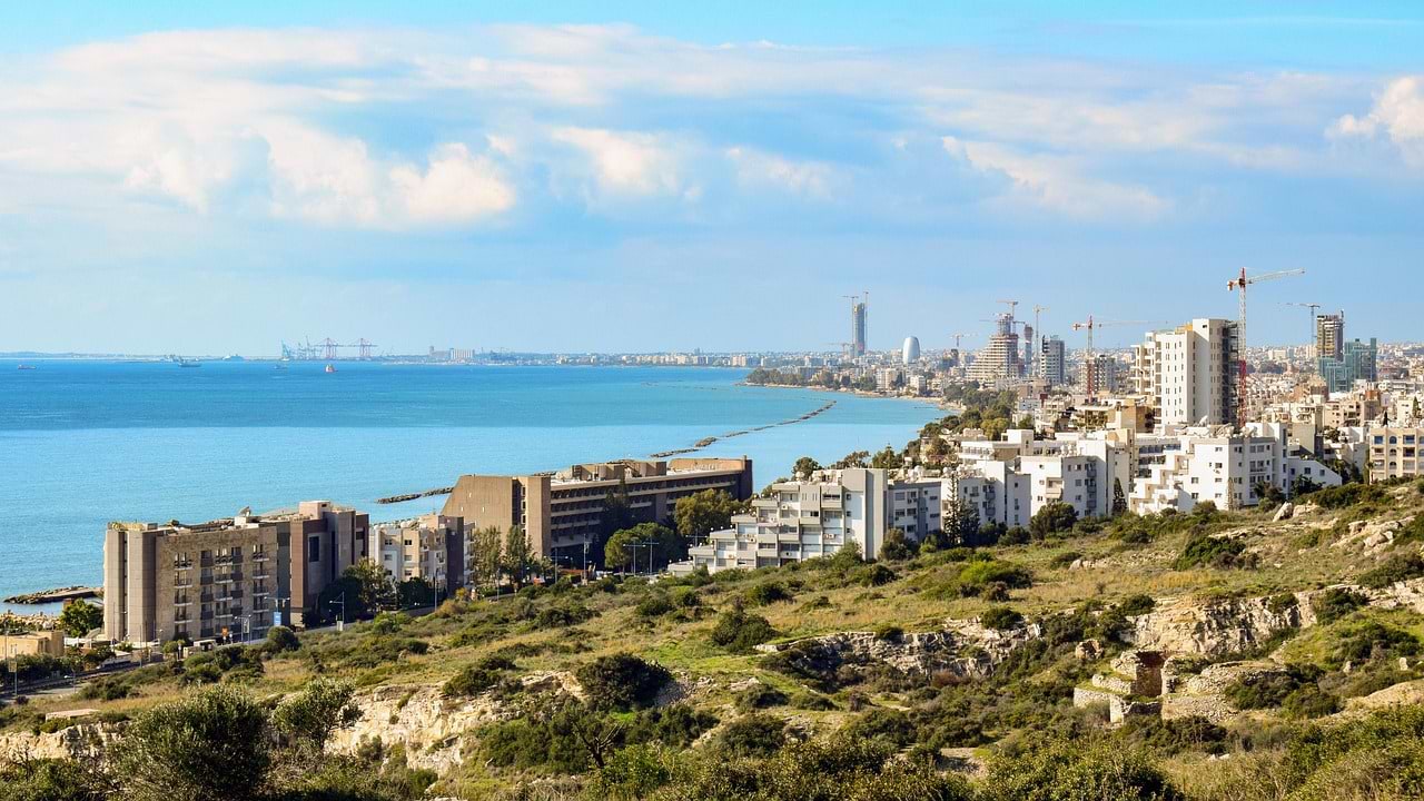 רצועת חוף ים ובתים מסביב על הרים. בקפריסין