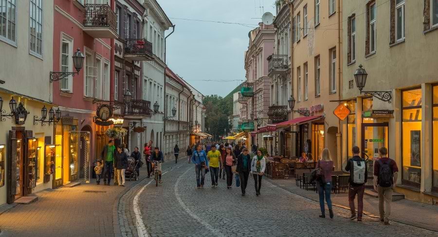 Street_at_dusk_Vilnius_Lithuania