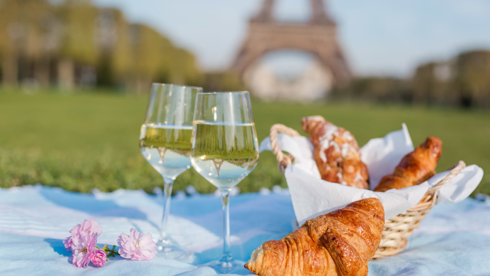 מה לעשות בפריז? פיקניק ליד האייפל עם 2 כוסות יין וקוראסון