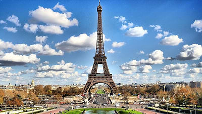 מגדל אייפל בפריז עם נוף של העיר