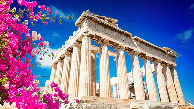 נוף של עתיקות באתונה יין, שמים כחולים עם פרחים סגולים