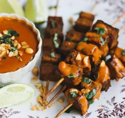 Brochettes de tofu curcuma et sauce satay