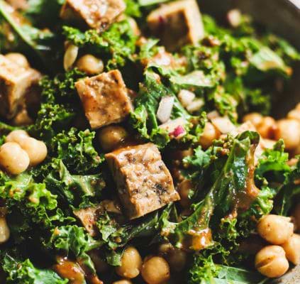 Salade de kale et tofu aux olives
