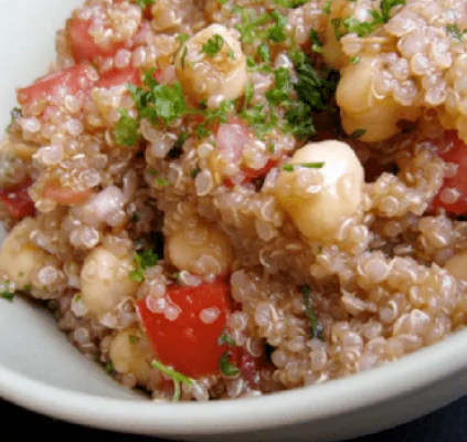 Salade de quinoa, pois chiches et tomates