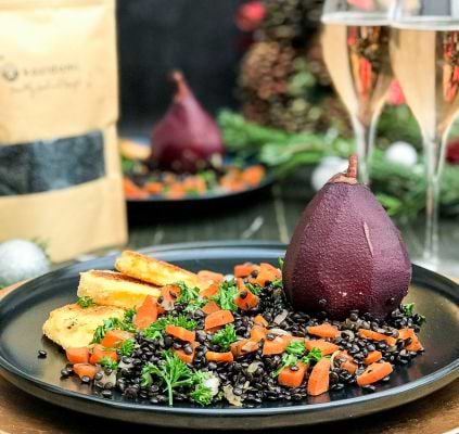 Poire au vin, navet grillé et salade de lentilles noires