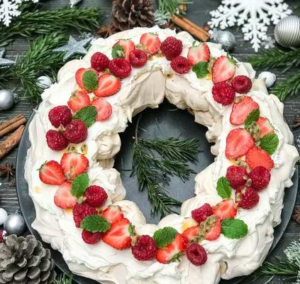 Vegan pavlova met rode vruchten