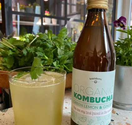 Bio kombucha limoen-gember cocktail met vodka