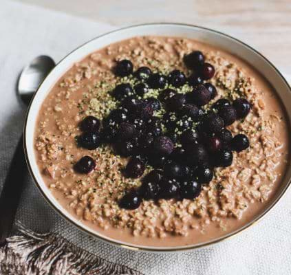 Porridge aux flocons de sarrasin et au chanvre