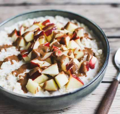 Porridge aux flocons d'avoine et à la purée d'amandes