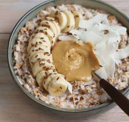 Porridge aux flocons d'épeautre et à la purée de cacahuètes